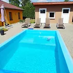 Prazdninovy Dum U Znojma Feriehus Bezkov